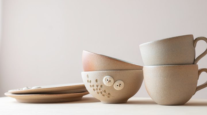 hoccoriふくろう茶碗やマグ、平皿を並べた信楽焼の食器シリーズ