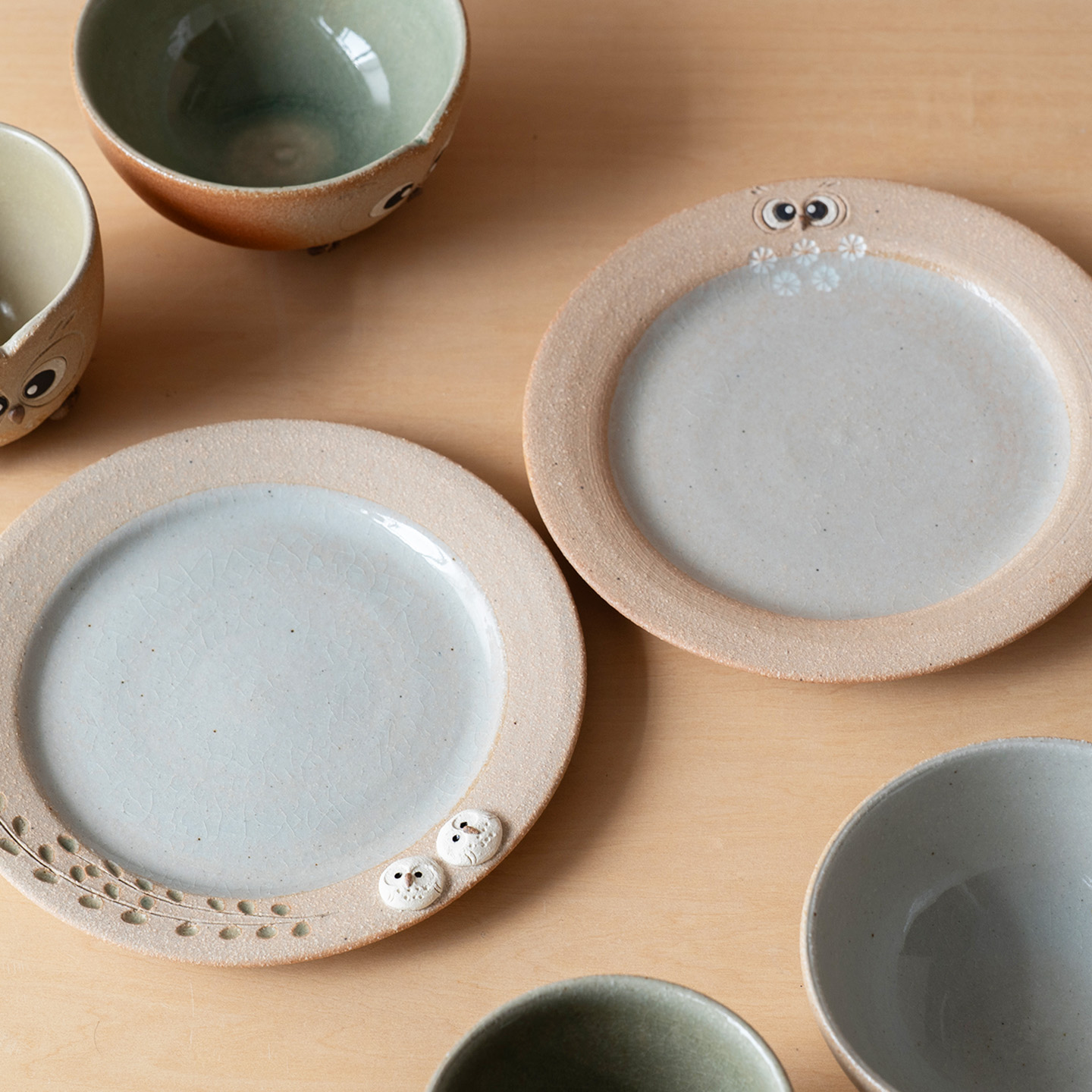 hoccoriふくろう平皿と茶碗を並べた信楽焼の器
