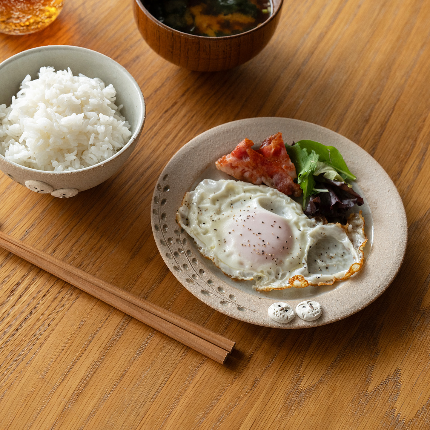 信楽焼hoccoriふくろう茶碗と平皿を使った朝食の食卓